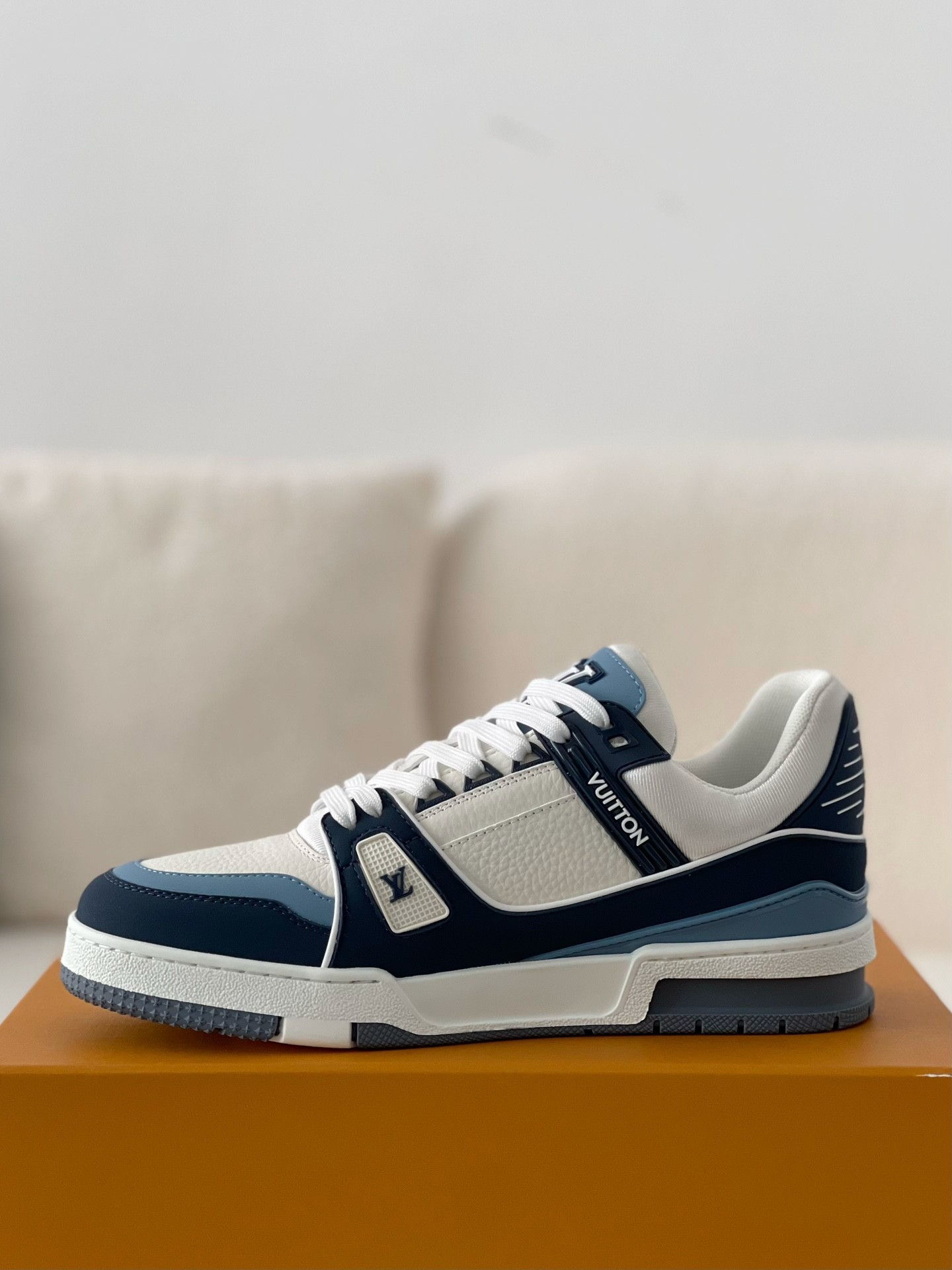 LV Trainer 'White Blue'