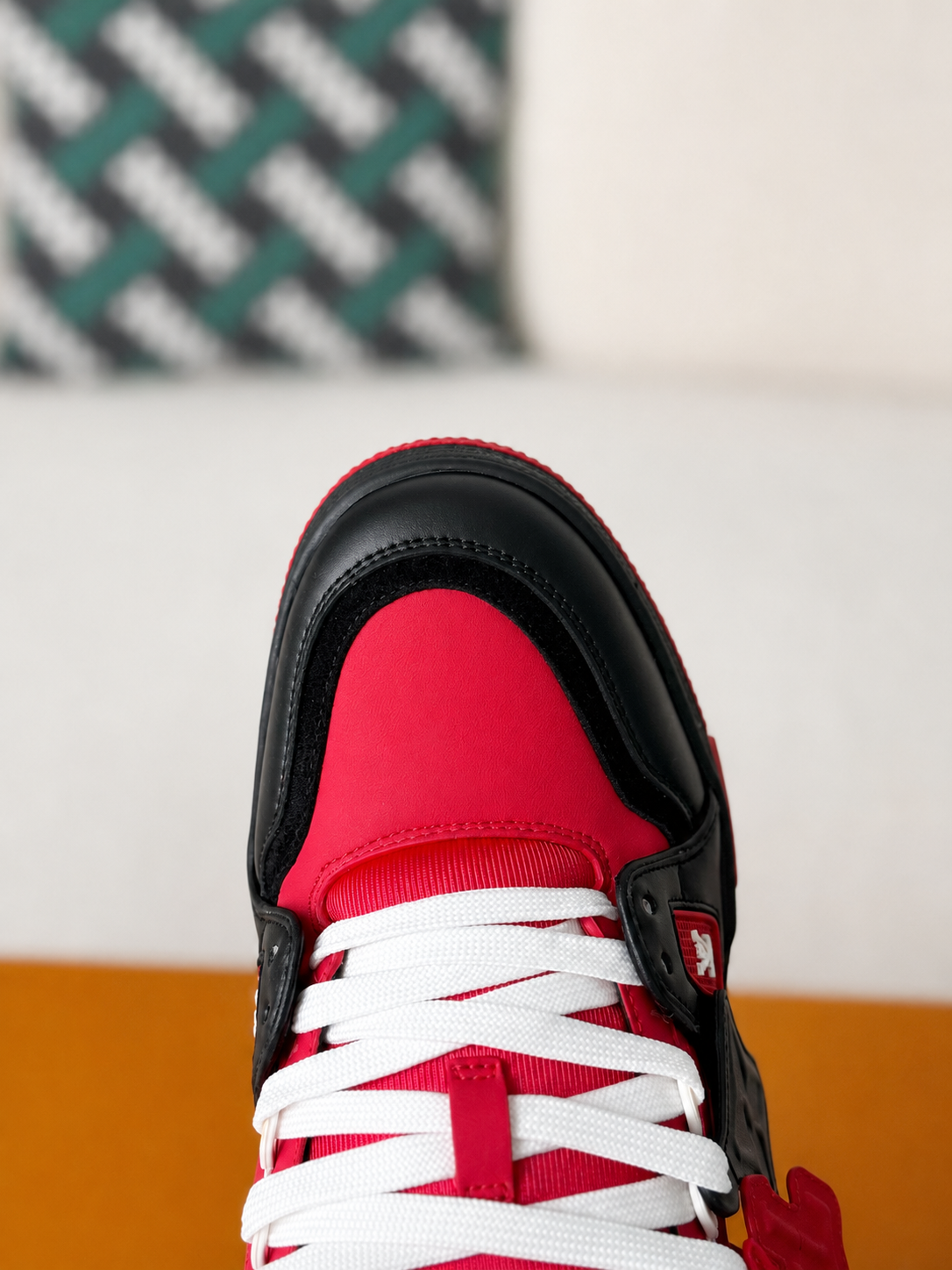 LV Trainer 'Black Red'