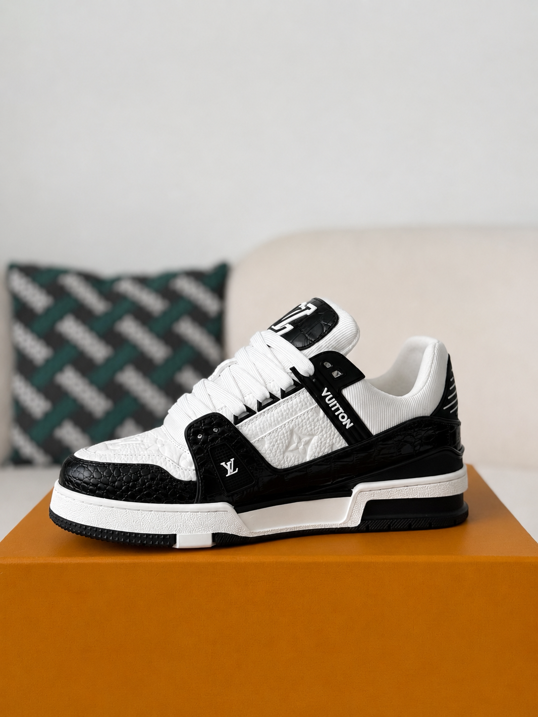 LV Trainer Black White