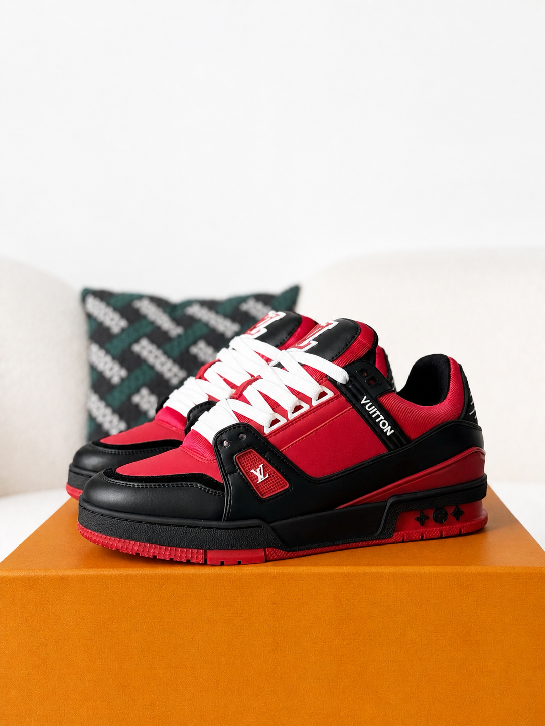 LV Trainer 'Black Red'