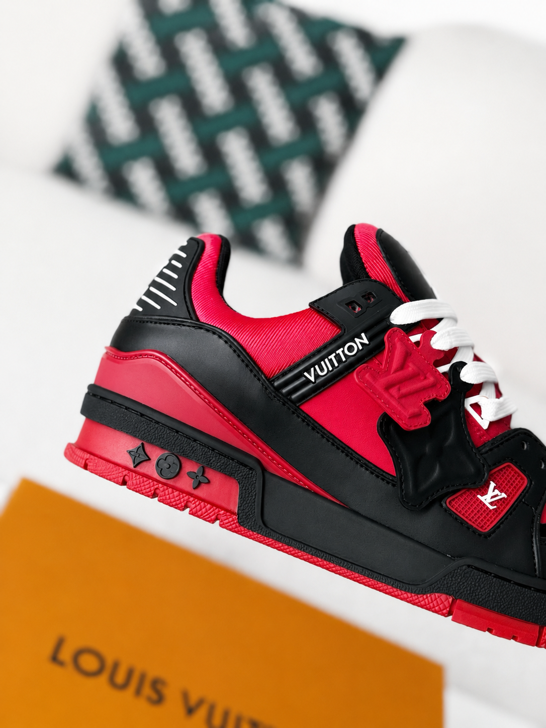 LV Trainer 'Black Red'