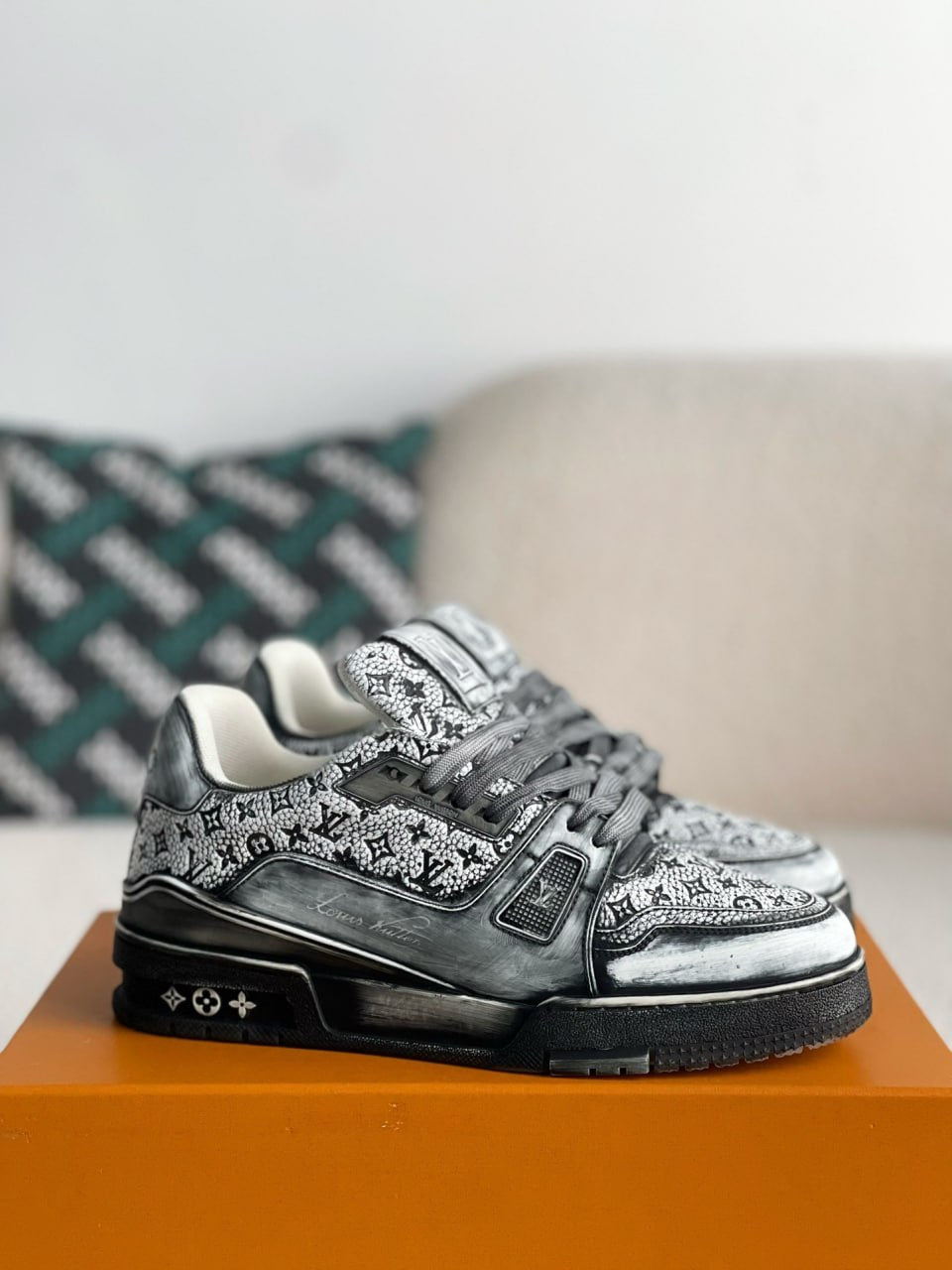 LV Trainer Gray
