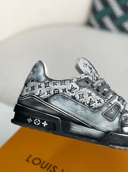 LV Trainer Gray