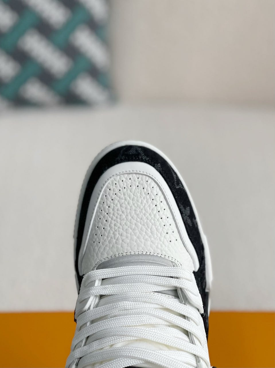 LV Trainer Black/White