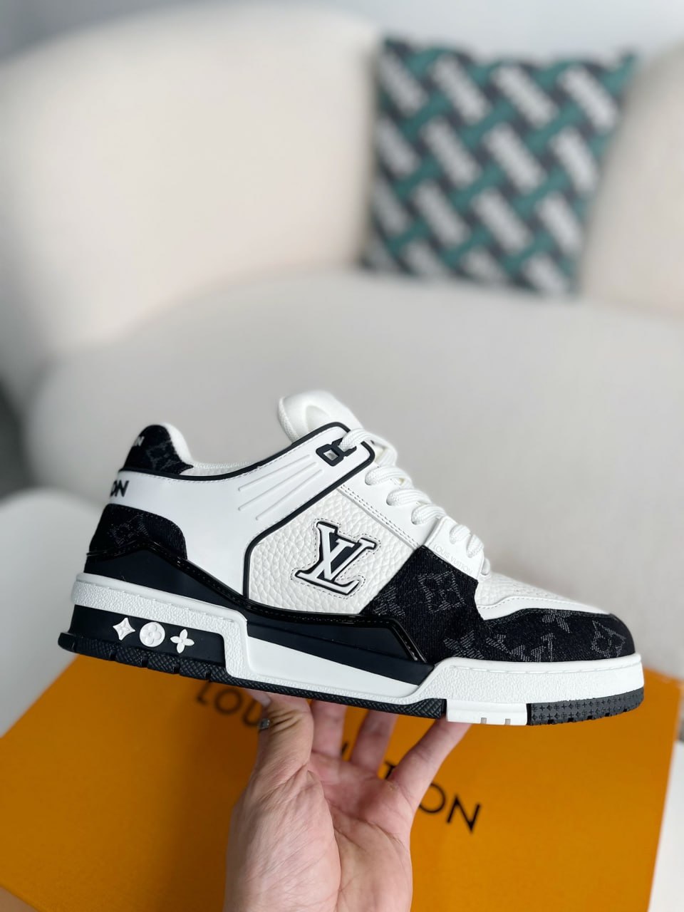 LV Trainer Black/White