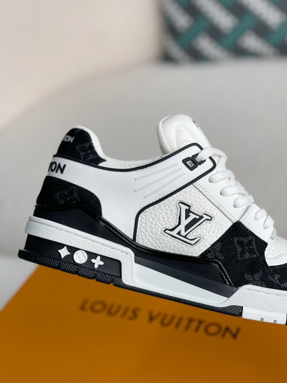 LV Trainer Black/White
